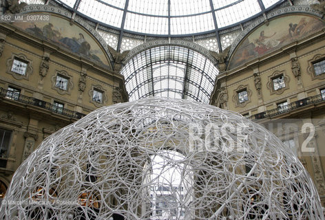 Salone Internazionale del Mobile di Milano, Galleria Vittorio Emanuele II, Aprile 2008. Ring Dome Pavilion, ideato da Minsuk Cho/MassStudies e costruito con 1,500 hula-hoops e 12,000 zip-ties. E stato usato per gli incontri con i designer organizzati durante il Salone 2008 da Storefront e Abitare magazine /  Milan Furniture Fair, Galleria Vittorio Emanuele II, April 2008. Ring Dome Pavilion, designed by Minsuk Cho/Mass Studies, built with 1,500 hula-hoops and 12,000 zip ties,  for Storefront - ©Marcello Mencarini/Rosebud2