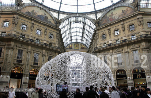 Salone Internazionale del Mobile di Milano, Galleria Vittorio Emanuele II, Aprile 2008. Ring Dome Pavilion, ideato da Minsuk Cho/MassStudies e costruito con 1,500 hula-hoops e 12,000 zip-ties. E stato usato per gli incontri con i designer organizzati durante il Salone 2008 da Storefront e Abitare magazine /  Milan Furniture Fair, Galleria Vittorio Emanuele II, April 2008. Ring Dome Pavilion, designed by Minsuk Cho/Mass Studies, built with 1,500 hula-hoops and 12,000 zip ties,  for Storefront - ©Marcello Mencarini/Rosebud2