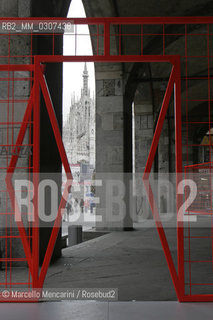 Salone Internazionale del Mobile di Milano, Salone Ufficio, Loggia dei Mercanti, Aprile 2008. Il Segno­-Arte di Michelangelo Pistoletto e l’Uomo vitruviano di Leonardo da Vinci. Il Segno Arte di Pistoletto è una figura, formata dallintersezione di due triangoli, che inscrive idealmente un corpo umano con le braccia alzate e le gambe divaricate. Con questa forma, che richiama lUomo di Leonardo, Pistoletto realizza numerose opere in materiali diversi, come porte, finestre, contenitori di rifiuti, ecc. / Milan Furniture Fair, Office Sector, Loggia dei Mercanti, April 2008. The Art-Sign by Michelangelo Pistoletto and the Vitruvian Man by Leonardo da Vinci. The Art-Sign by Pistoletto is a figure formed by the intersection of two triangles, that ideally inscribe a human body with arms raised and legs apart. With this form, that is reminiscent of the Man of Leonardo, Pistoletto carried out numerous works in various materials, such as doors, windows, trash containers, etc. - ©Marcello Mencarini/Rosebud2
