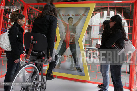 Salone Internazionale del Mobile di Milano, Salone Ufficio, Loggia dei Mercanti, Aprile 2008. Il Segno­-Arte di Michelangelo Pistoletto e l’Uomo vitruviano di Leonardo da Vinci. Il Segno Arte di Pistoletto è una figura, formata dallintersezione di due triangoli, che inscrive idealmente un corpo umano con le braccia alzate e le gambe divaricate. Con questa forma, che richiama lUomo di Leonardo, Pistoletto realizza numerose opere in materiali diversi, come porte, finestre, contenitori di rifiuti, ecc. / Milan Furniture Fair, Office Sector, Loggia dei Mercanti, April 2008. The Art-Sign by Michelangelo Pistoletto and the Vitruvian Man by Leonardo da Vinci. The Art-Sign by Pistoletto is a figure formed by the intersection of two triangles, that ideally inscribe a human body with arms raised and legs apart. With this form, that is reminiscent of the Man of Leonardo, Pistoletto carried out numerous works in various materials, such as doors, windows, trash containers, etc. - ©Marcello Mencarini/Rosebud2