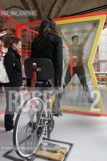 Salone Internazionale del Mobile di Milano, Salone Ufficio, Loggia dei Mercanti, Aprile 2008. Il Segno­-Arte di Michelangelo Pistoletto e l’Uomo vitruviano di Leonardo da Vinci. Il Segno Arte di Pistoletto è una figura, formata dallintersezione di due triangoli, che inscrive idealmente un corpo umano con le braccia alzate e le gambe divaricate. Con questa forma, che richiama lUomo di Leonardo, Pistoletto realizza numerose opere in materiali diversi, come porte, finestre, contenitori di rifiuti, ecc. / Milan Furniture Fair, Office Sector, Loggia dei Mercanti, April 2008. The Art-Sign by Michelangelo Pistoletto and the Vitruvian Man by Leonardo da Vinci. The Art-Sign by Pistoletto is a figure formed by the intersection of two triangles, that ideally inscribe a human body with arms raised and legs apart. With this form, that is reminiscent of the Man of Leonardo, Pistoletto carried out numerous works in various materials, such as doors, windows, trash containers, etc. - ©Marcello Mencarini/Rosebud2