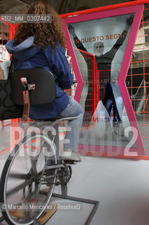 Salone Internazionale del Mobile di Milano, Salone Ufficio, Loggia dei Mercanti, Aprile 2008. Il Segno­-Arte di Michelangelo Pistoletto e l’Uomo vitruviano di Leonardo da Vinci. Il Segno Arte di Pistoletto è una figura, formata dallintersezione di due triangoli, che inscrive idealmente un corpo umano con le braccia alzate e le gambe divaricate. Con questa forma, che richiama lUomo di Leonardo, Pistoletto realizza numerose opere in materiali diversi, come porte, finestre, contenitori di rifiuti, ecc. / Milan Furniture Fair, Office Sector, Loggia dei Mercanti, April 2008. The Art-Sign by Michelangelo Pistoletto and the Vitruvian Man by Leonardo da Vinci. The Art-Sign by Pistoletto is a figure formed by the intersection of two triangles, that ideally inscribe a human body with arms raised and legs apart. With this form, that is reminiscent of the Man of Leonardo, Pistoletto carried out numerous works in various materials, such as doors, windows, trash containers, etc. - ©Marcello Mencarini/Rosebud2