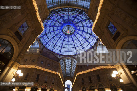 Milan, October 1, 2010, Led Light Exhibition Design: Kiss by Paul Cocksedge in Galleria Vittorio Emanuele,  Official Sponsor UBI Banca. Every kiss under the Galleria arch, corresponds an euro for humanitarian charity association Cesvi, while a sequence of lights is activated in the dome. An automatic counter will record every kiss with the goal of reaching 100 thousand kisses in January to help 16 000 children in Uganda ./ Milano, primo ottobre 2010, Festival Internazionale della Luce: Kiss di Paul Cocksedge in Galleria Vittorio Emanuele, Sponsor Ufficiale Ubi Banca. Ad ogni bacio sotto la volta della Galleria corrisponde un euro in beneficienza all’associazione umanitaria Cesvi, mentre una sequenza di luci si attiva nella calotta. Un contatore automatico registrerà ogni bacio con l’obiettivo di raggiungere a gennaio 100 mila baci per contribuire a salvare dalla fame 16 mila bambini in Uganda - ©Marcello Mencarini/Rosebud2