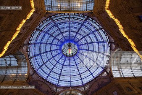 Milan, October 1, 2010, Led Light Exhibition Design: Kiss by Paul Cocksedge in Galleria Vittorio Emanuele,  Official Sponsor UBI Banca. Every kiss under the Galleria arch, corresponds an euro for humanitarian charity association Cesvi, while a sequence of lights is activated in the dome. An automatic counter will record every kiss with the goal of reaching 100 thousand kisses in January to help 16 000 children in Uganda ./ Milano, primo ottobre 2010, Festival Internazionale della Luce: Kiss di Paul Cocksedge in Galleria Vittorio Emanuele, Sponsor Ufficiale Ubi Banca. Ad ogni bacio sotto la volta della Galleria corrisponde un euro in beneficienza all’associazione umanitaria Cesvi, mentre una sequenza di luci si attiva nella calotta. Un contatore automatico registrerà ogni bacio con l’obiettivo di raggiungere a gennaio 100 mila baci per contribuire a salvare dalla fame 16 mila bambini in Uganda - ©Marcello Mencarini/Rosebud2