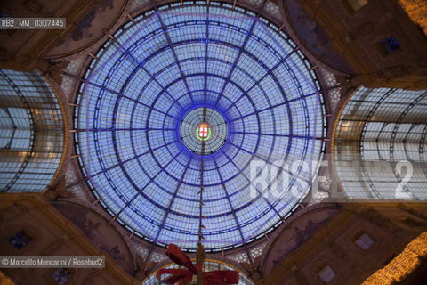 Milan, October 1, 2010, Led Light Exhibition Design: Kiss by Paul Cocksedge in Galleria Vittorio Emanuele,  Official Sponsor UBI Banca. Every kiss under the Galleria arch, corresponds an euro for humanitarian charity association Cesvi, while a sequence of lights is activated in the dome. An automatic counter will record every kiss with the goal of reaching 100 thousand kisses in January to help 16 000 children in Uganda ./ Milano, primo ottobre 2010, Festival Internazionale della Luce: Kiss di Paul Cocksedge in Galleria Vittorio Emanuele, Sponsor Ufficiale Ubi Banca. Ad ogni bacio sotto la volta della Galleria corrisponde un euro in beneficienza all’associazione umanitaria Cesvi, mentre una sequenza di luci si attiva nella calotta. Un contatore automatico registrerà ogni bacio con l’obiettivo di raggiungere a gennaio 100 mila baci per contribuire a salvare dalla fame 16 mila bambini in Uganda - ©Marcello Mencarini/Rosebud2