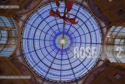 Milan, October 1, 2010, Led Light Exhibition Design: Kiss by Paul Cocksedge in Galleria Vittorio Emanuele,  Official Sponsor UBI Banca. Every kiss under the Galleria arch, corresponds an euro for humanitarian charity association Cesvi, while a sequence of lights is activated in the dome. An automatic counter will record every kiss with the goal of reaching 100 thousand kisses in January to help 16 000 children in Uganda ./ Milano, primo ottobre 2010, Festival Internazionale della Luce: Kiss di Paul Cocksedge in Galleria Vittorio Emanuele, Sponsor Ufficiale Ubi Banca. Ad ogni bacio sotto la volta della Galleria corrisponde un euro in beneficienza all’associazione umanitaria Cesvi, mentre una sequenza di luci si attiva nella calotta. Un contatore automatico registrerà ogni bacio con l’obiettivo di raggiungere a gennaio 100 mila baci per contribuire a salvare dalla fame 16 mila bambini in Uganda - ©Marcello Mencarini/Rosebud2