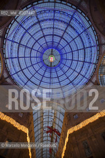Milan, October 1, 2010, Led Light Exhibition Design: Kiss by Paul Cocksedge in Galleria Vittorio Emanuele,  Official Sponsor UBI Banca. Every kiss under the Galleria arch, corresponds an euro for humanitarian charity association Cesvi, while a sequence of lights is activated in the dome. An automatic counter will record every kiss with the goal of reaching 100 thousand kisses in January to help 16 000 children in Uganda ./ Milano, primo ottobre 2010, Festival Internazionale della Luce: Kiss di Paul Cocksedge in Galleria Vittorio Emanuele, Sponsor Ufficiale Ubi Banca. Ad ogni bacio sotto la volta della Galleria corrisponde un euro in beneficienza all’associazione umanitaria Cesvi, mentre una sequenza di luci si attiva nella calotta. Un contatore automatico registrerà ogni bacio con l’obiettivo di raggiungere a gennaio 100 mila baci per contribuire a salvare dalla fame 16 mila bambini in Uganda - ©Marcello Mencarini/Rosebud2
