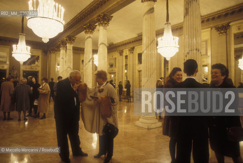 Milan, la Scala Theater, about 1990. Audience in the lobby / Milano, Teatro alla Scala, 1990 circa. Pubblico nel foyer - ©Marcello Mencarini/Rosebud2
