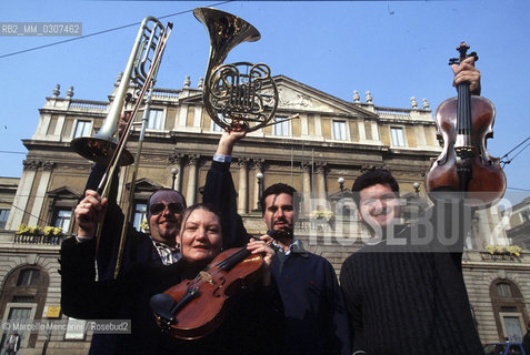 Milan, about 1990. Musicians of La Scala Theater Orchestra in front of the theater / Milano 1990 circa. Musicisti dellOrchastra del Teatro alla Scala davanti al teatro - ©Marcello Mencarini/Rosebud2