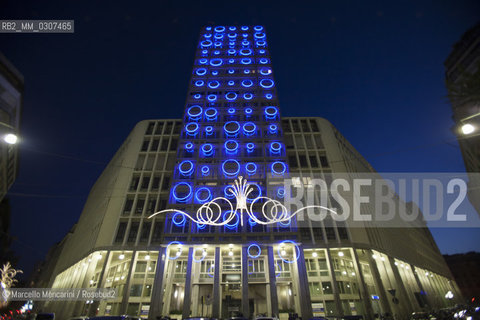 Milan, October 1, 2010, Led Light Exhibition Design: Moods & Variations by Gilbert Moity in Piazza Diaz, Technical Sponsor Elinca. Seventy-five blue circles spread on the Martini skyscraper in Diaz Square / Milano, primo ottobre 2010, Festival Internazionale della Luce: Moods&Variations di Gilbert Moity in Piazza Diaz, Sponsor Tecnico Elinca. Settantacinque cerchi blu diffusi sul grattacielo Martini di piazza Diaz - ©Marcello Mencarini/Rosebud2