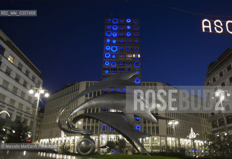 Milan, October 1, 2010, Led Light Exhibition Design: Moods & Variations by Gilbert Moity in Piazza Diaz, Technical Sponsor Elinca. Seventy-five blue circles spread on the Martini skyscraper in Diaz Square / Milano, primo ottobre 2010, Festival Internazionale della Luce: Moods&Variations di Gilbert Moity in Piazza Diaz, Sponsor Tecnico Elinca. Settantacinque cerchi blu diffusi sul grattacielo Martini di piazza Diaz - ©Marcello Mencarini/Rosebud2