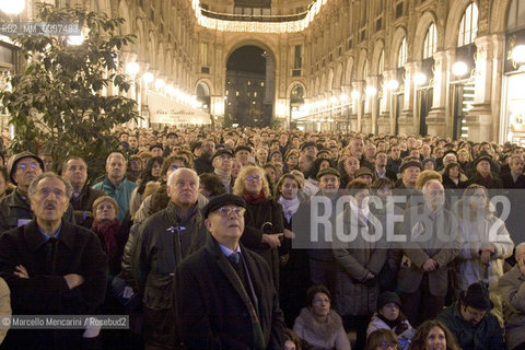 Milan, Galleria Vittorio Emanuele II, 7 december 2004.  Audience watching on a maxi screen the official inauguration for the reopening of the restored La Scala Theater / Milano, Galleria Vittorio Emmanuele II. Pubblico che segue da un maxischermo linaugurazione per la riapertura del Teatro alla Scala dopo il restauro - ©Marcello Mencarini/Rosebud2