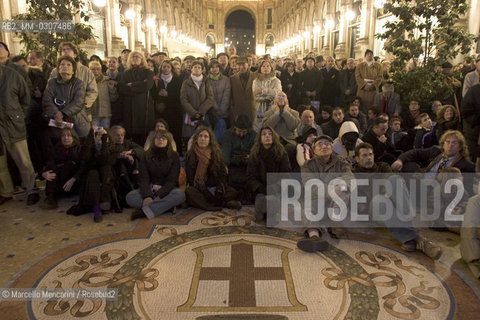 Milan, Galleria Vittorio Emanuele II, 7 december 2004.  Audience watching on a maxi screen the official inauguration for the reopening of the restored La Scala Theater / Milano, Galleria Vittorio Emmanuele II. Pubblico che segue da un maxischermo linaugurazione per la riapertura del Teatro alla Scala dopo il restauro - ©Marcello Mencarini/Rosebud2