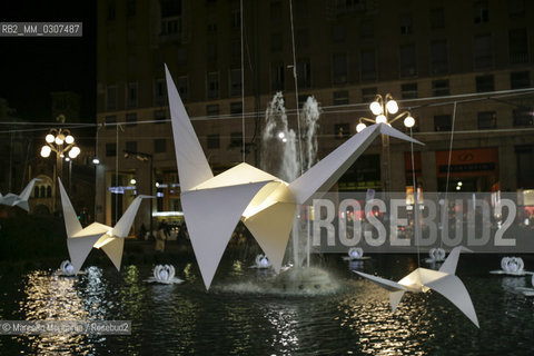 Milan, October 1, 2010, Led Light Exhibition Design: The Origami Light by Valentina Mammoli and Antonella Cheche, installation in the Piazza San Babila fountain / Milano, primo ottobre 2010, Festival Internazionale della Luce: La Luce degli Origami di Valentina Mammoli e Antonella Cheche, installazione nella Fontana di Piazza San Babila - ©Marcello Mencarini/Rosebud2