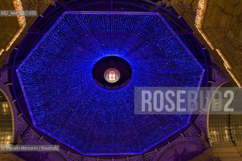 Christmas lights in Milan, December 2007: Galleria Vittorio Emanuele II / Luci a Milano, Natale 2007: Galleria Vittorio Emanuele II - ©Marcello Mencarini/Rosebud2
