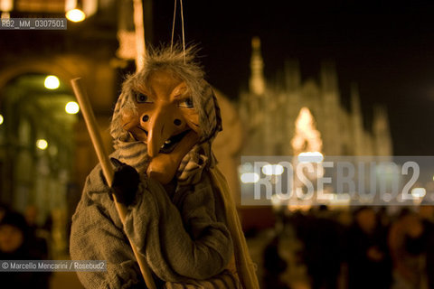 Milan, Piazza del Duomo, January 2007: Befana doll / Milano, Piazza Duomo, gennaio 2007: befana - ©Marcello Mencarini/Rosebud2