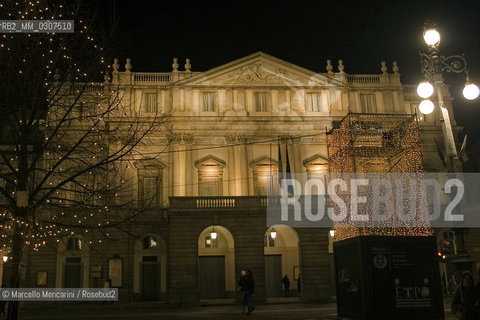 Christmas lights in Milan, 2007: La Scala Theater / Luci a Milano, Natale 2007: Teatro alla Scala - ©Marcello Mencarini/Rosebud2