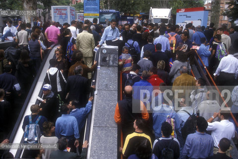 SMAU computer expo, Milan, 1999. People arriving by underground / SMAU, Milano, 1999. Gente che arriva con la metropolitana - ©Marcello Mencarini/Rosebud2