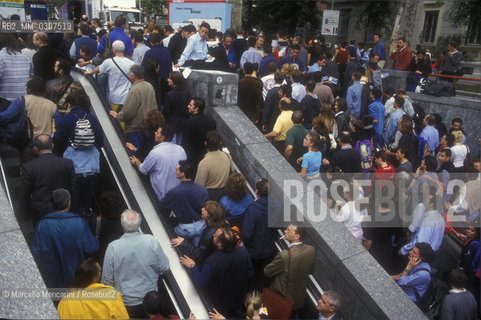 SMAU computer expo, Milan, 1999. People arriving by underground / SMAU, Milano, 1999. Gente che arriva con la metropolitana - ©Marcello Mencarini/Rosebud2