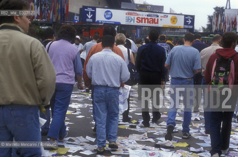 SMAU computer expo, Milan, 1999. People arriving by underground / SMAU, Milano, 1999. Gente che arriva con la metropolitana - ©Marcello Mencarini/Rosebud2