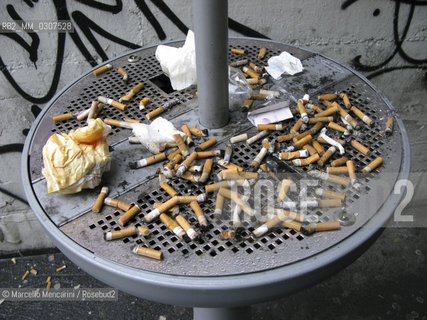 Milan, 2008. Ashtray in the Garibaldi Station / Milano, 2008. Posacenere alla Stazione Garibaldi - ©Marcello Mencarini/Rosebud2