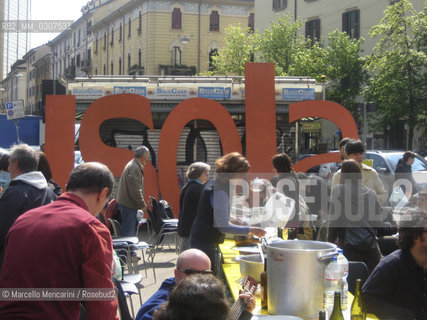 Milan, Isola district, April 2008. Picnic in Piazza Minniti, an event organized by the Isola Art Center / Milano, quartiere Isola, aprile 2008. Picnic in Piazza Minniti, un evento organizzato dallIsola Art Center - ©Marcello Mencarini/Rosebud2