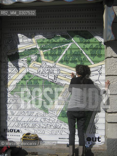 Milan, Isola district, April 2008. Graffiti supporting the neighbourhood public parks on a rolling shutter in via Angelo della Pergola  / Milano, quartiere Isola, aprile 2008. Graffiti su una saracinesca a favore dei parchi pubblici della zona in via Angelo della Pergola - ©Marcello Mencarini/Rosebud2