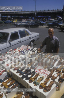 NAPLES. Shoe peddler / NAPOLI. Venditore ambulante di scarpe - ©Marcello Mencarini/Rosebud2