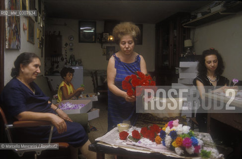 NAPLES, Artificial flower manufacturers / NAPOLI, confezione di fiori finti - ©Marcello Mencarini/Rosebud2