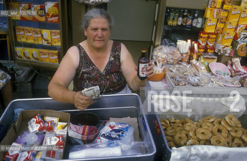 NAPLES. Peddler of food and smuggled cigarettes / NAPOLI. Venditrice ambulante di alimentari e sigarette di contrabbando - ©Marcello Mencarini/Rosebud2