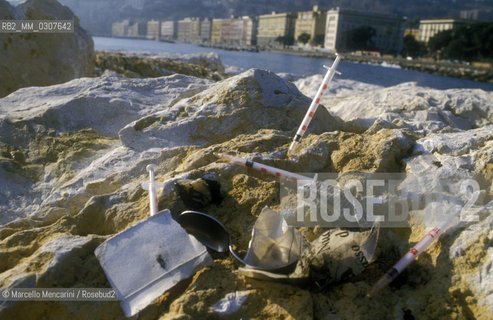 NAPLES, abandoned syringes / NAPOLI, siringhe abbandonate - ©Marcello Mencarini/Rosebud2