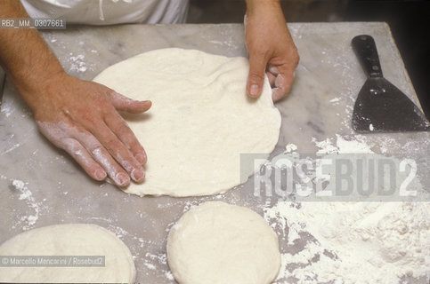 Naples, Italy. Preparation of Pizza Margherita at Brandi pizza restaurant, where in 1889 it was invented in honour of Queen Margaret (Margherita) of Savoy. Second step: stretch the crust / Napoli, Preparazione della pizza Margherita nella Pizzeria Brandi, dove nel 1889 fu inventata in onore della regina Margherita di Savoia. Seconda fase: stendere la pasta - ©Marcello Mencarini/Rosebud2