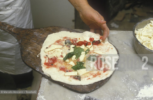 Naples, Italy. Preparation of Pizza Margherita at Brandi pizza restaurant, where in 1889 it was invented in honour of Queen Margaret (Margherita) of Savoy. Seventh step: pizza is ready to be put in the oven / Napoli, Preparazione della pizza Margherita nella Pizzeria Brandi, dove nel 1889 fu inventata in onore della regina Margherita di Savoia. Settima fase: la pizza è pronta per essere messa in forno - ©Marcello Mencarini/Rosebud2