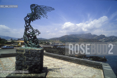 Giardini Naxos, Sicily (Italy). Nike by Carmelo Mendola, a sculpture inspired to the famous Nike of Samothrace like symbol of the twinning between Giardini Naxos and the greek town of Khalkis in Euboia since 1965 / Giardini Naxos, Sicily (Italy). Nike di Carmelo Mendola, una scultura ispirata alla famosa Nike di Samotracia come simbolo del gemellaggio tra Giardini Naxos e la città greca di Calcide in Eubea dal 1965 - ©Marcello Mencarini/Rosebud2