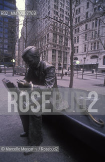 New York (1989). A sculpture by John Seward Johnson on Wall Street / New York (1989). Una scultura di John Seward Johnson a Wall Street - ©Marcello Mencarini/Rosebud2