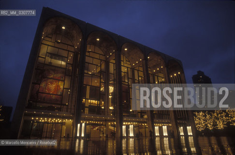 New York (1989). The Metropolitan Opera by night / New York (1989). Il Teatro Metropolitan di notte - ©Marcello Mencarini/Rosebud2