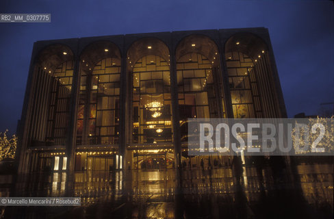 New York (1989). The Metropolitan Opera by night / New York (1989). Il Teatro Metropolitan di notte - ©Marcello Mencarini/Rosebud2