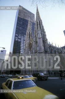New York (1989). A yellow cab in front of the Saint Patricks Cathedral / New York (1989). Taxi davanti alla Cattedrale di San Patrizio - ©Marcello Mencarini/Rosebud2