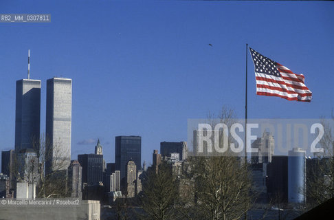 New York (1989). Skyline with Twins Towers and American flag / New York (1989). Skyline con Torri Gemelle e bandiera americana - ©Marcello Mencarini/Rosebud2