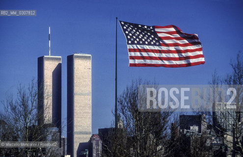 New York (1989). Twins Towers and American flag / New York (1989). Torri Gemelle e bandiera americana - ©Marcello Mencarini/Rosebud2