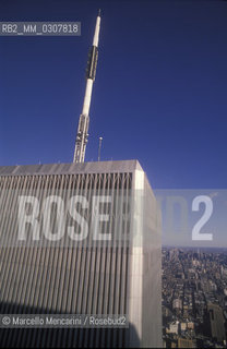 New York (1989). Top of the North Twin Tower with a telecommunications antenna on its roof / New York (1989). Sommità della Torre gemella Nord, con unantenna per le telecomunicazioni sul tetto - ©Marcello Mencarini/Rosebud2