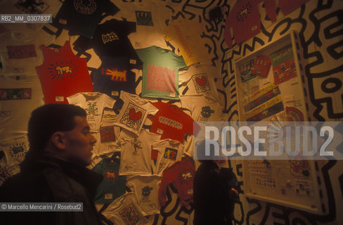New York (1989). keith Harings retail store in SoHo, called Pop Shop, selling merchandise bearing his iconic images including t-shirts, toys, posters and other objects with reproductions of his art / New York (1989). Il negozio di Keith Haring a Soho, il Pop Shop, con in vendita magliette, giocattoli, poster e oggetti vari che riproducono la sua arte - ©Marcello Mencarini/Rosebud2