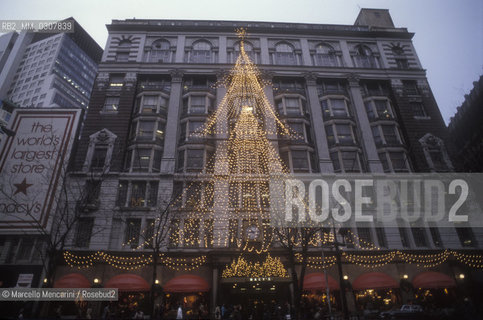 New York (1989). Macys department stores decorated for Christmas / New York (1989). I grandi magazini Macys decorati per Natale - ©Marcello Mencarini/Rosebud2