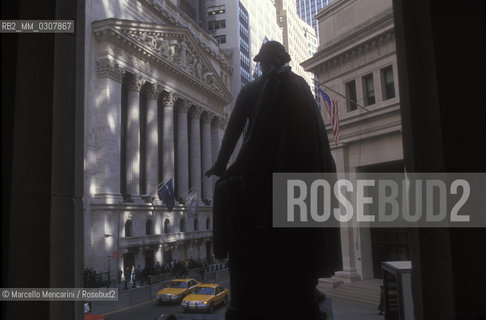 New York, 2000. New York Stock Exchange and George Washington monument in Wall Street / New York, 2000. Borsa di New York e monumento a George Washington in Wall Street - ©Marcello Mencarini/Rosebud2