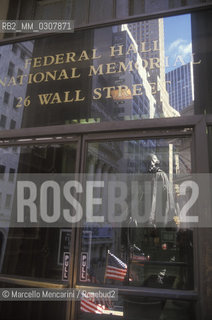 New York (2000). Entrance door of the Federal Hall National Memorial on Wall Street. It was built in 1842 as the United States Custom House, on the site of the old Federal Hall, and later served as a sub-Treasury building. It is now operated by the National Park Service as a museum commemorating the historic events that occurred there - New York (2000). Ingresso del Federal Hall National Memorial. Ledificio è sorto nel 1842 al posto del vecchio Campidoglio di New York, costruito per diventare sede della dogana, nel 1864 servì da sede distaccata del Dipartimento del Tesoro, per poi diventare nel 1925 memoriale - ©Marcello Mencarini/Rosebud2