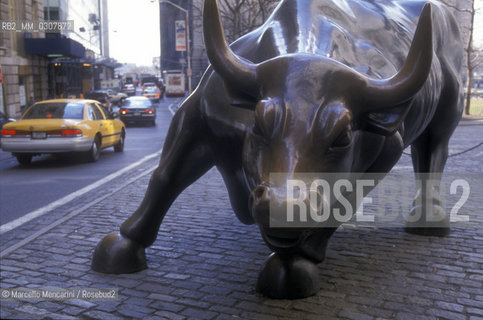 New York, 2000, Financial District. Charging bull statue by Arturo Di Modica in Bowling Green park near Wall Street. The bull is symbol of a good market in the Wall Street Stock Exchange / New York, 2000, Financial District. Statua del toro di Arturo Di Modica in Bowling Green park vicino a Wall Street. Il toro è simbolo di un buon andamento del mercato nella Borsa di Wall Street - ©Marcello Mencarini/Rosebud2