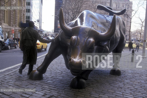New York, 2000, Financial District. Charging bull statue by Arturo Di Modica in Bowling Green park near Wall Street. The bull is symbol of a good market in the Wall Street Stock Exchange / New York, 2000, Financial District. Statua del toro, opera di Arturo Di Modica, in Bowling Green park vicino a Wall Street. Il toro è simbolo di un buon andamento del mercato nella Borsa di Wall Street - ©Marcello Mencarini/Rosebud2