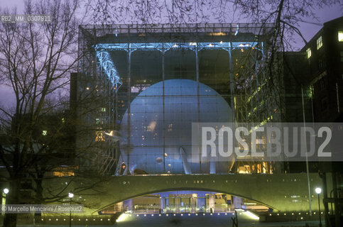 New York, 2000. The Rose Center for Hearth and Space. It is a part of the American Museum of Natural History in New York City and an extensive reworking of the former Hayden Planetarium / New York, 2000. Il Rose Center for Hearth and Space. E una parte del Museo di storia naturale di New York e un rifacimento più vasto dellex Planetario Hayden - ©Marcello Mencarini/Rosebud2