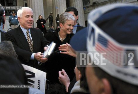 New York, 2000. Republican candidate for President of the United States John McCain and his wife Cindy Hensley McCain during an election rally on Wall Street / Il candidato del Partito Repubblicano alla Presidenza degli Stati Uniti John McCain e sua moglie Cindy Hensley McCain durante un comizio a Wall Street per la campagna elettorale - ©Marcello Mencarini/Rosebud2