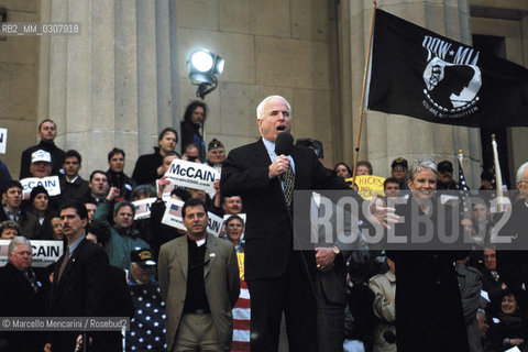 New York, 2000. Republican candidate for President of the United States John McCain and his wife Cindy Hensley McCain during an election rally on Wall Street / Il candidato del Partito Repubblicano alla Presidenza degli Stati Uniti John McCain e sua moglie Cindy Hensley McCain durante un comizio a Wall Street per la campagna elettorale - ©Marcello Mencarini/Rosebud2